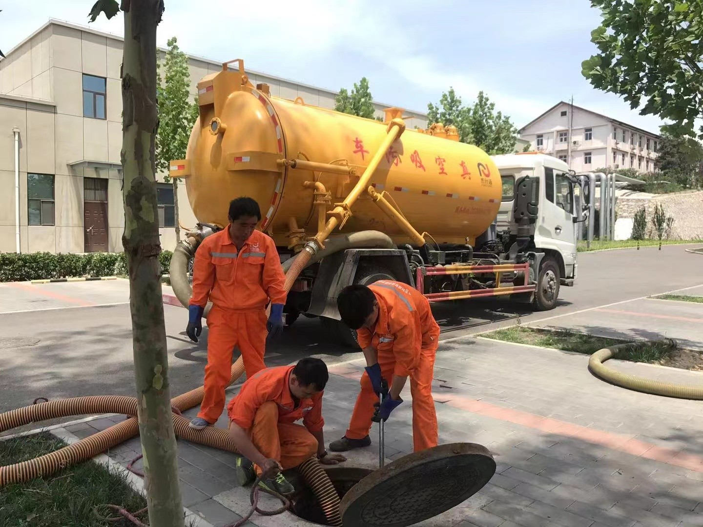 太湖管道疏通车停在窨井附近