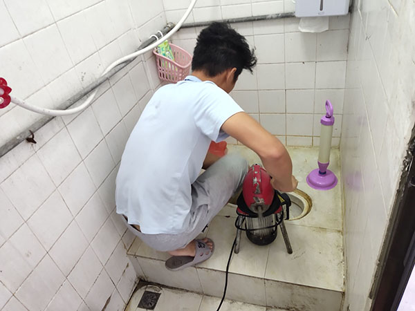 太湖肥皂掉到马桶里把马桶堵住了怎么办？马桶堵住了怎么办