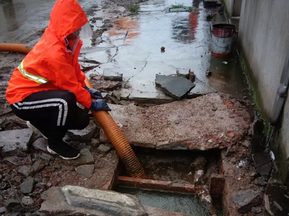 太湖专业清理污水池 炜誉市政以规范流程守护城市 “肠道”