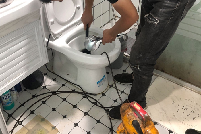 太湖马桶堵塞自己疏通还是找师傅?专业上门服务让你省时更省心